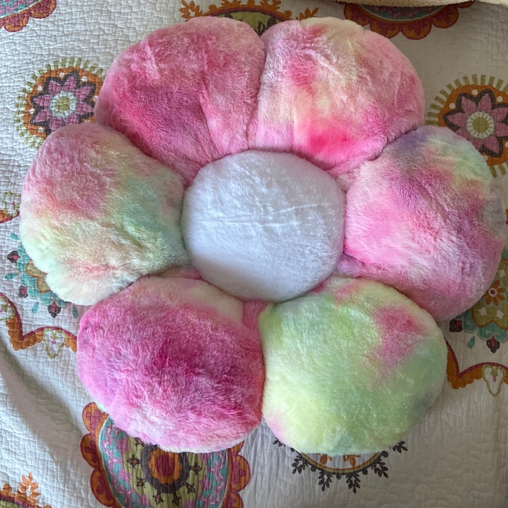 LAST CHANCE BEFORE I DONATE - Tie-dye Flower Pillow